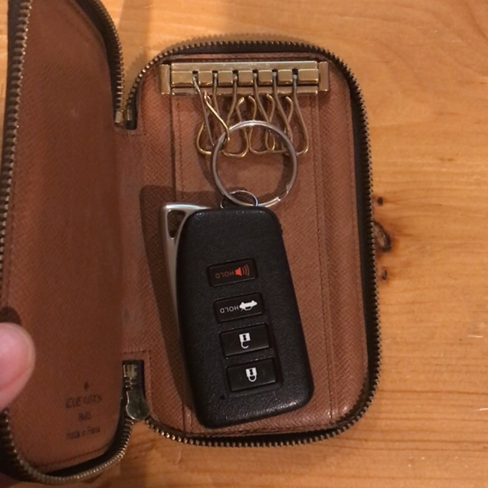 Authentic Louis Vuitton Monogram Key Case - Picture 10 of 11